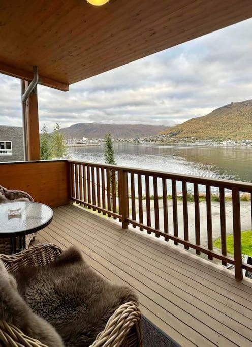 Leilighet Ved Havet Med Utsikt Over Tromsoysundet. Exteriör bild